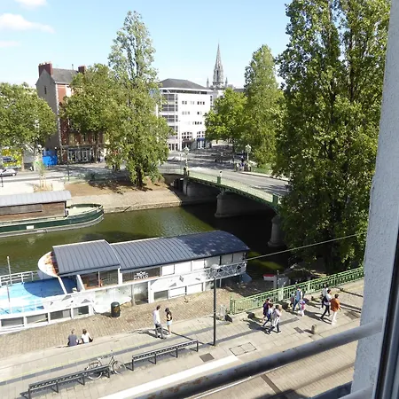 Nid Douillet Au Bord De L'erdre *