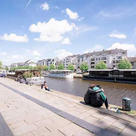 Nid Douillet Au Bord De L'erdre *