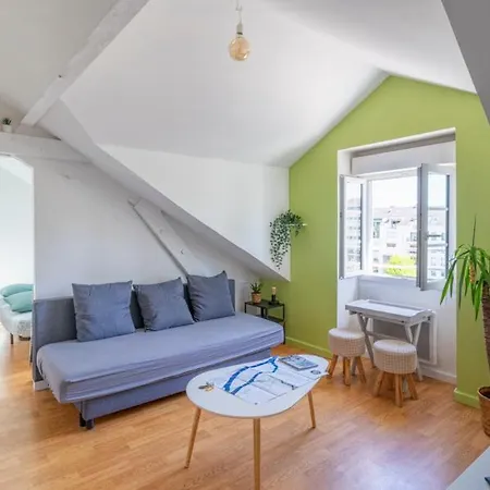 Nid Douillet Au Bord De L'erdre * Нант